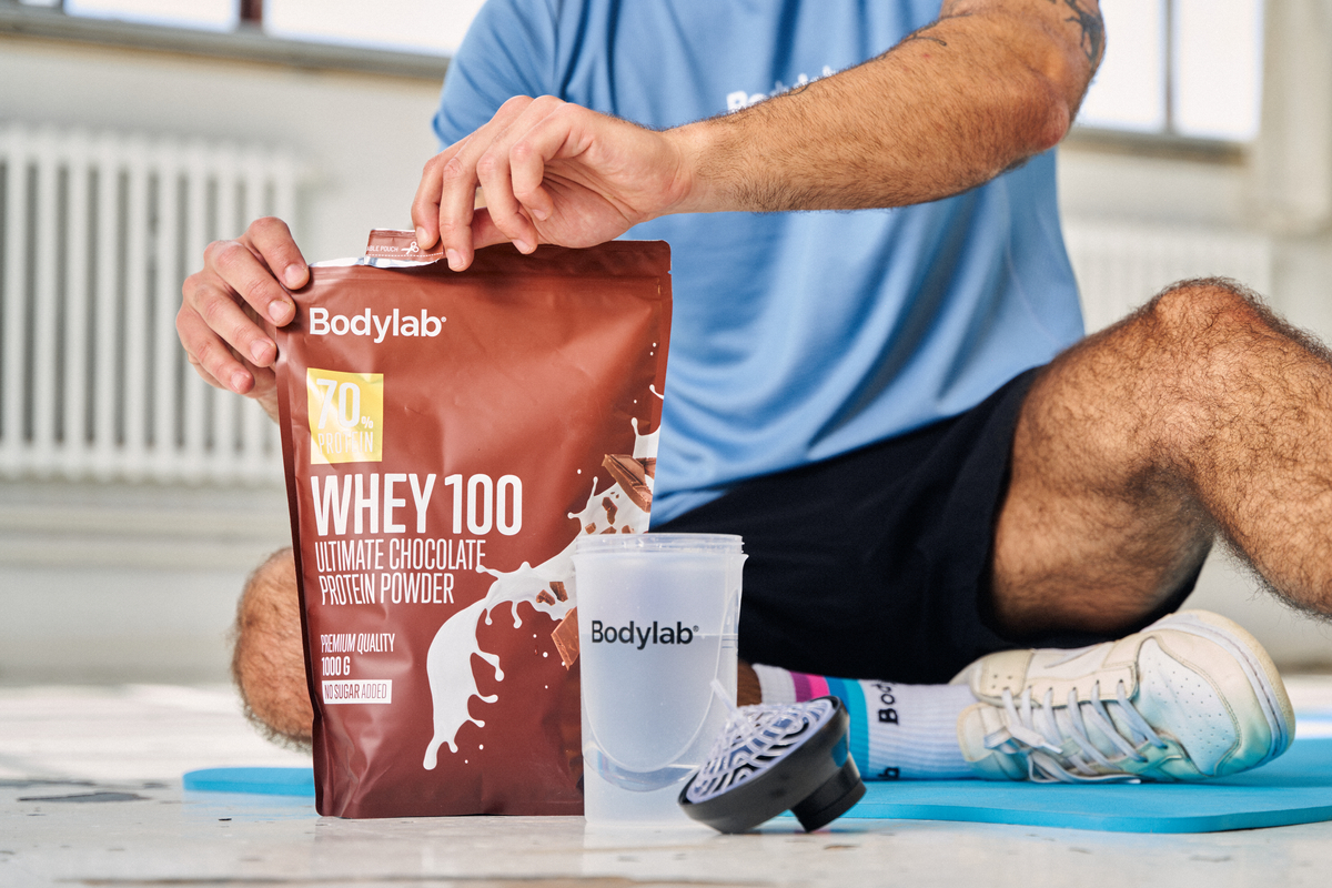 Bodylab Whey 100 Ultimate Chocolate -proteiinijauhepussi ja shaker treenin jälkeen.